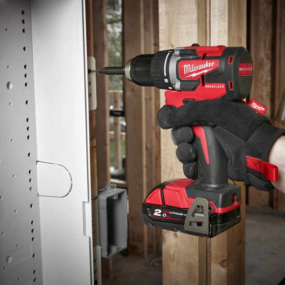 Milwaukee m18 cbldd 202c. Шуруповёрт Milwaukee m18. M18 CBLDD-202c. Milwaukee 4932451638.